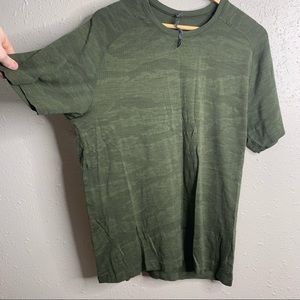 Lululemon Metal Vent Camo Shirt size XL